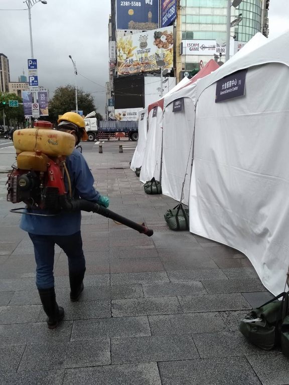 因应新型冠状病毒来袭，北市府於灯节各服务台及各灯区进行全面消毒，全面提升防疫措施