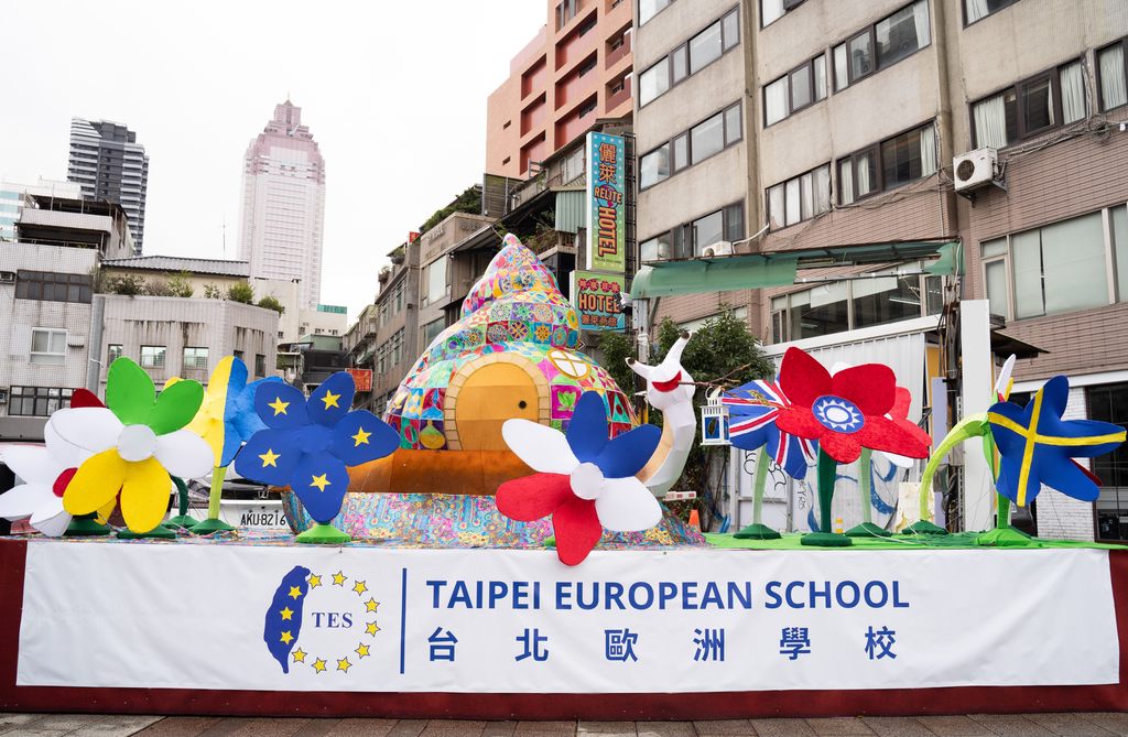 由台北欧洲学校的学生合力做出的花灯表达「家，无所不在」的精神。