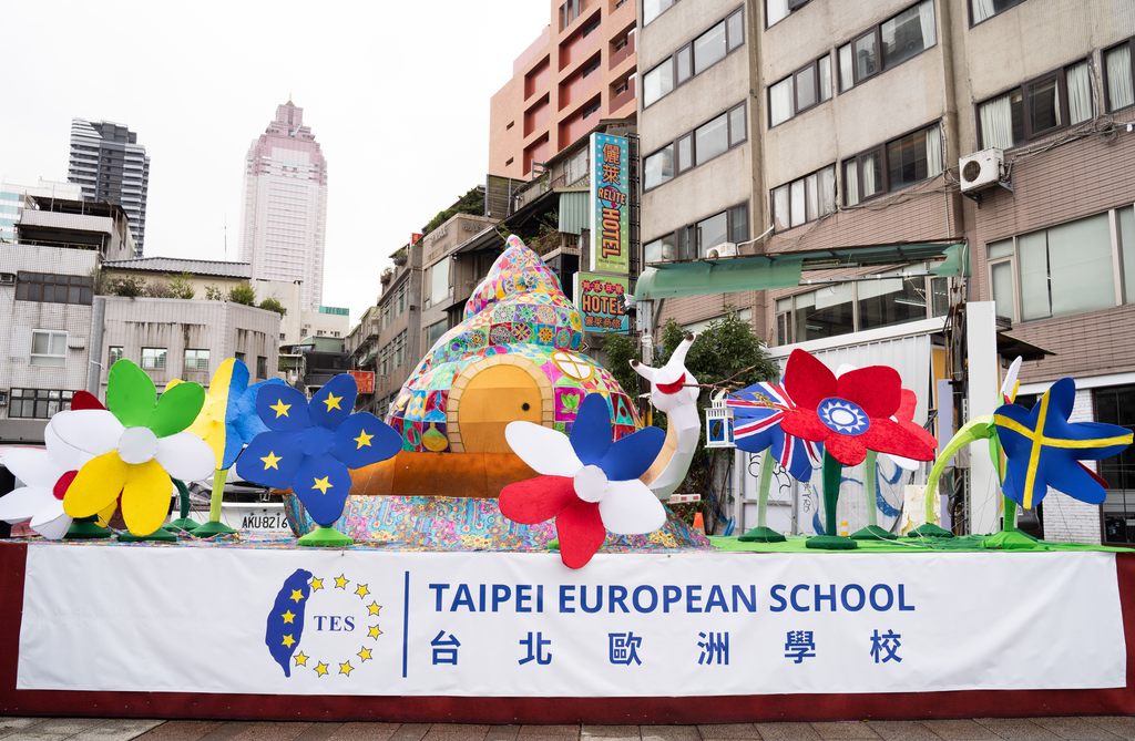 由台北歐洲學校的學生合力做出的花燈表達「家，無所不在」的精神。