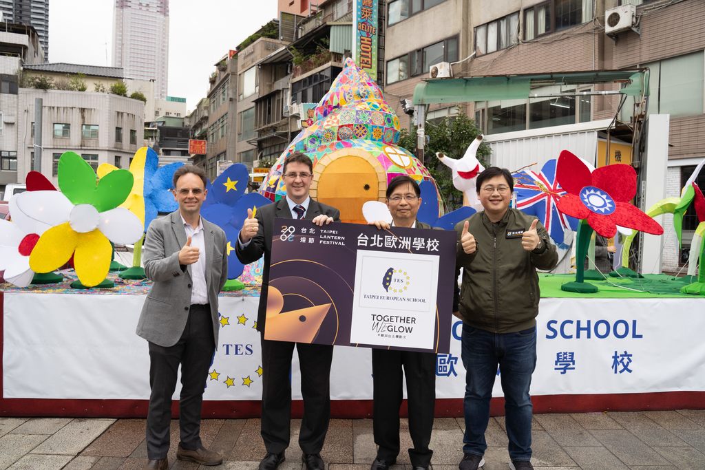 台北市政府副秘書長簡哲宏(右二)、觀光傳播局局長劉奕霆(右一)、台北歐洲學校註冊暨行銷處長Mr. Kerry Nockolds(左二)、台北歐洲學校美術老師Mr. Eamonn O'Callaghan(左一)在記者會上共同點燈。