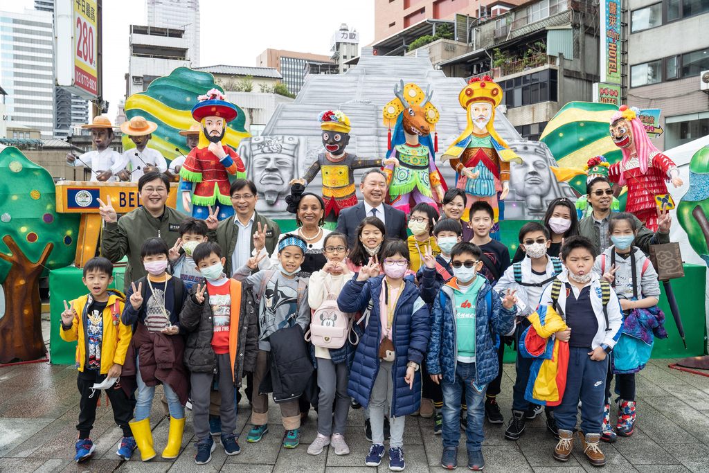 小学生开心与贝里斯花灯合影。