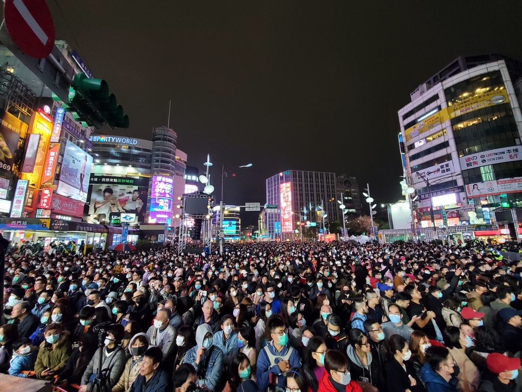 台北灯节今日盛大开幕吸引满满人潮