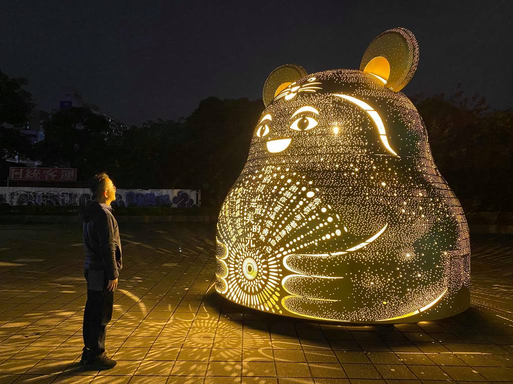 《你的初心就是最美的光》作品雕凿了两万多个光点，散发如星空的光芒，浪漫氛围破表。
