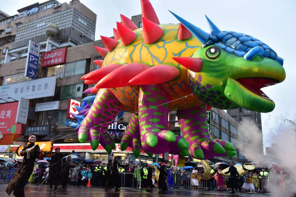 转洞台北大游行七彩甲龙大型空飘气球出现在南港路现场，为游行带来一波高潮
