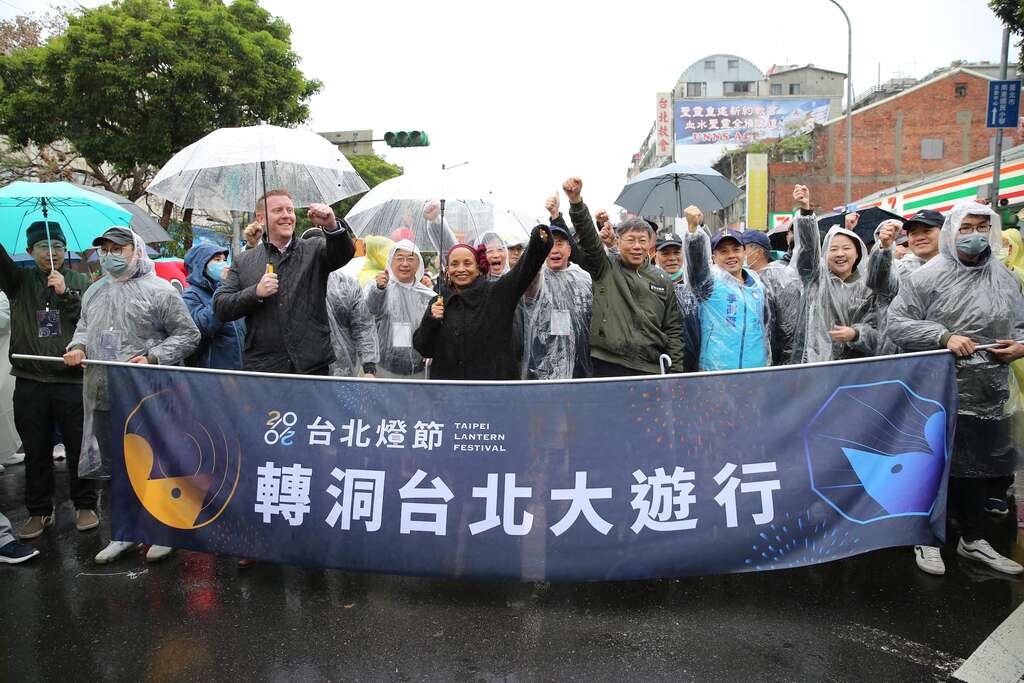 台北市长柯文哲与市府团队带领转洞台北大游行所有队伍沿南港路向台北流行音乐中心前进