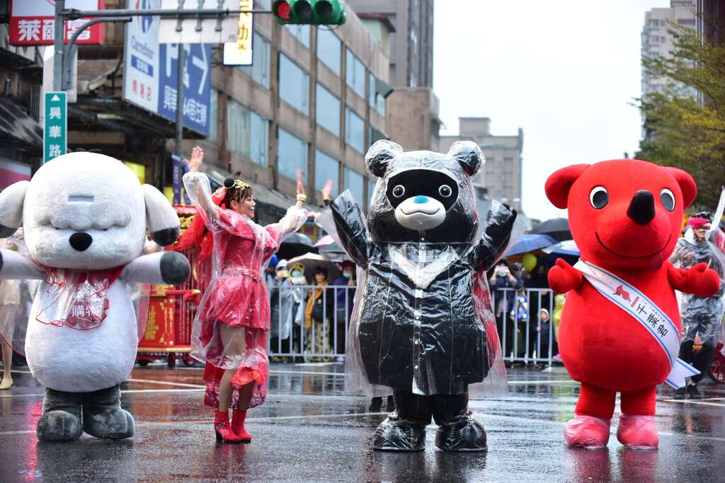 台北市政府人气吉祥物熊赞，与来自日本的千叶君、东森得意狗共同为转洞台北大游行揭开序幕