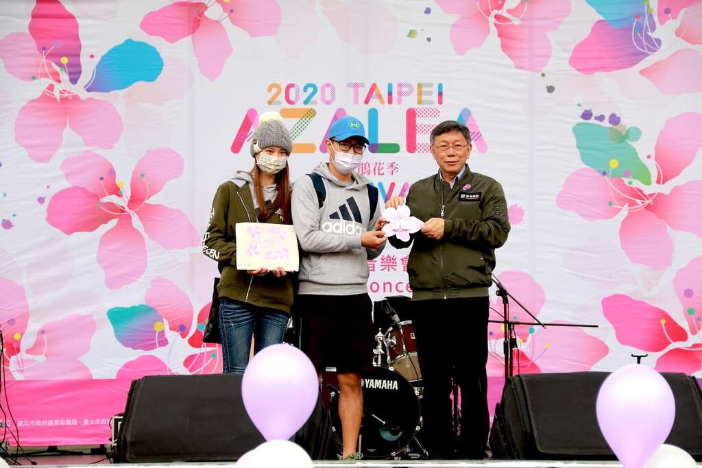 市長加碼贈送幸運民眾杜鵑花季約定胸章