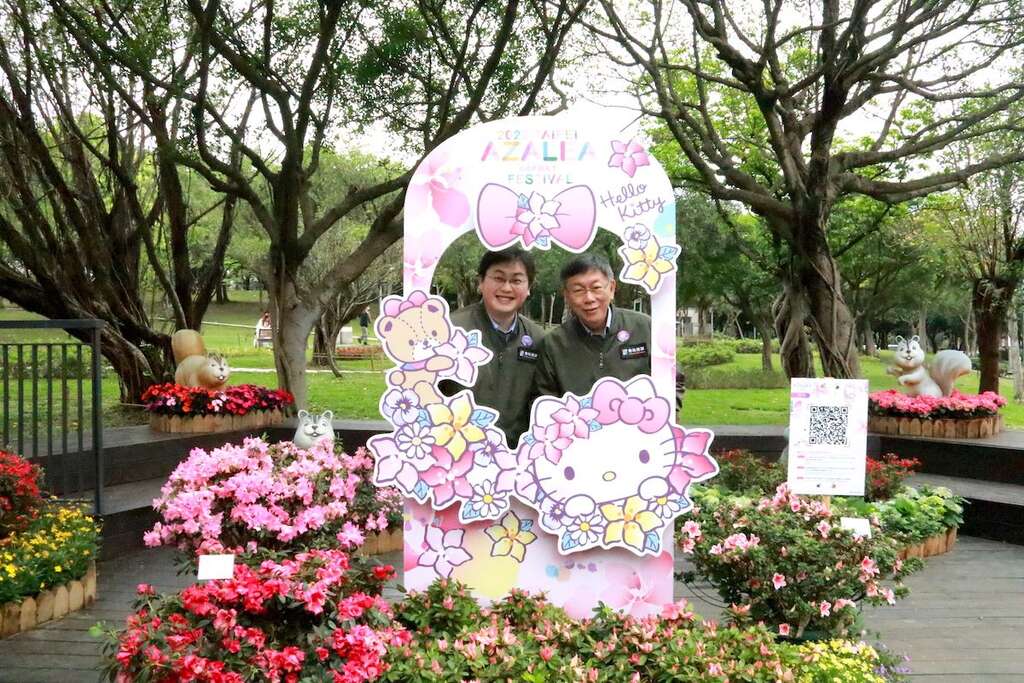 柯市長與台北市政府觀光傳播局局長劉奕霆在大安森林公園Hello Kitty情境裝置合影