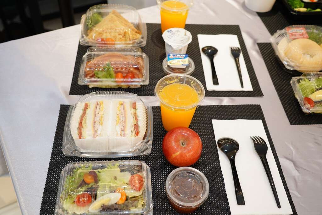 飯店亦協助提供入住民眾餐點。