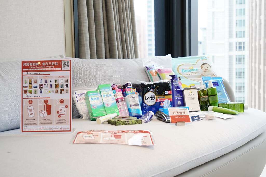 飯店業者提供便利購服務，方便入住民眾能採購食物、民生必需品等。
