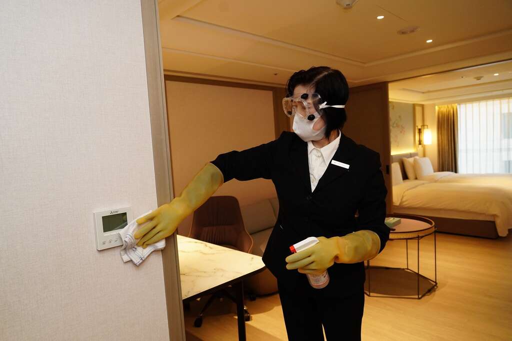 饭店业者依照旅馆防疫手册规定进行消毒