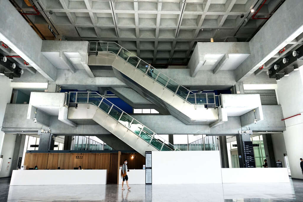台北市市立美术馆馆内大厅与电扶梯_摄影/许宜容