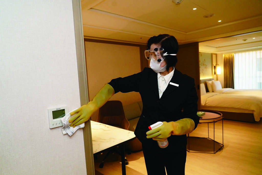 防疫旅馆人员依照作业标准执行消毒