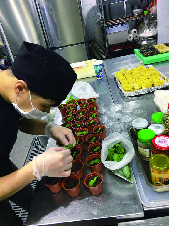 人员用心准备餐点-甜点
