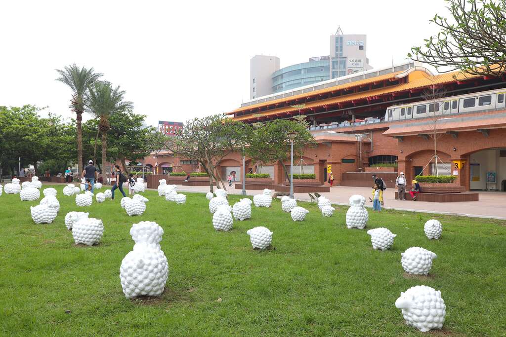 淡水站外艺术展