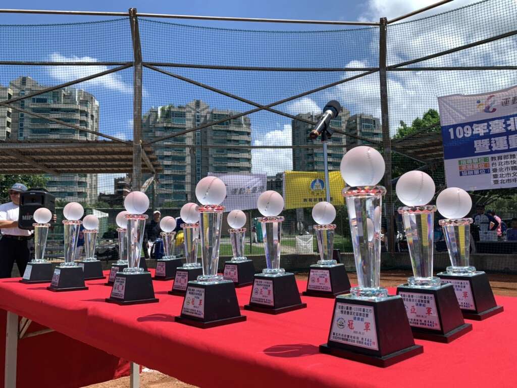 台北市慢速垒球联谊赛各组别奖座