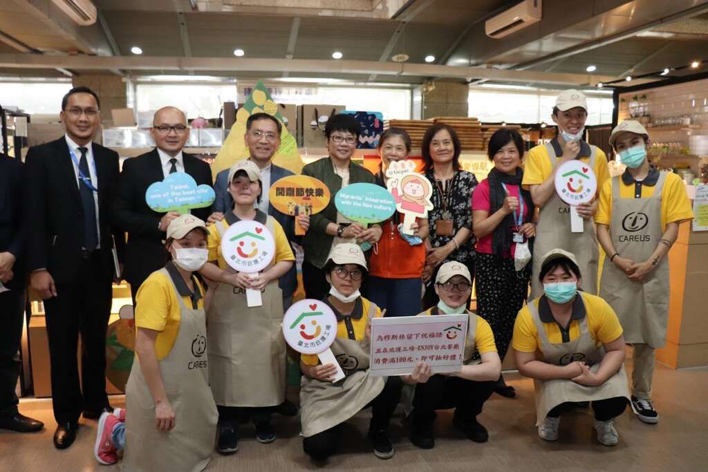 蔡炳坤副市长陈信瑜局长参加开斋祝福活动合影留念