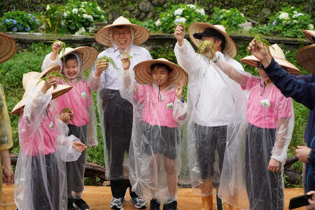 3.柯P阿伯与孩子一起复育台湾水韭