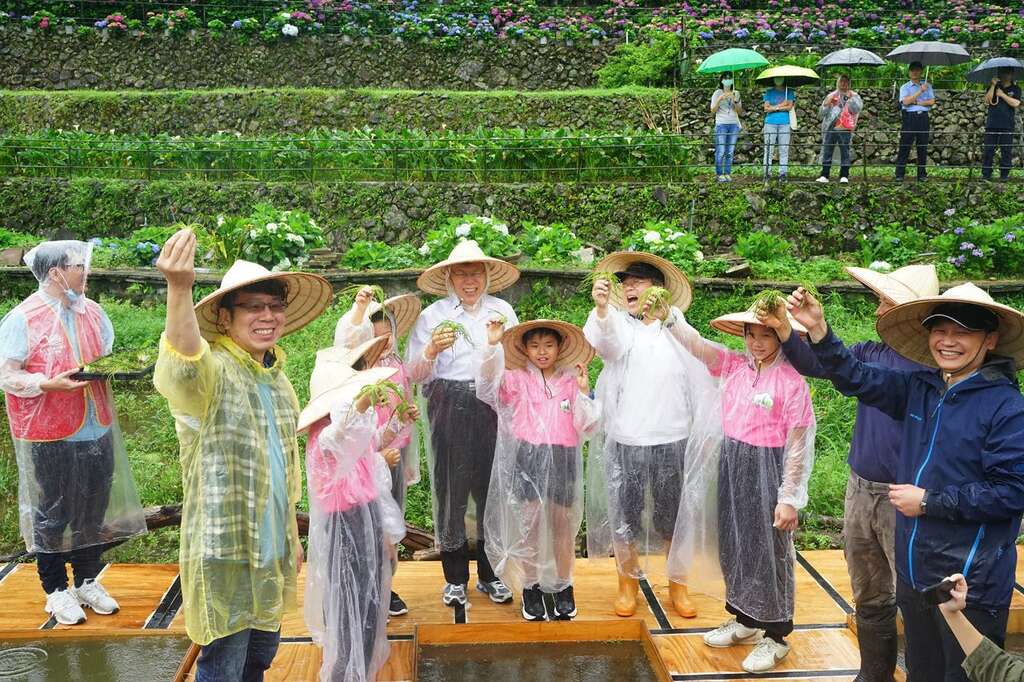 市长与小朋友合影_竹子湖名阳匍休闲农庄_高赞贤摄
