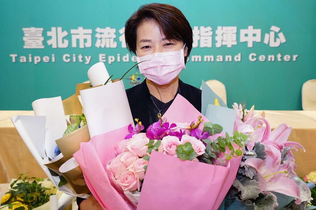 花卉合影_疫情會議記者會_多功能廳_高讚賢攝