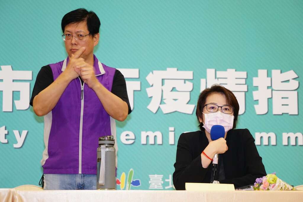 說明與手語翻譯_疫情會議記者會_多功能廳_高讚賢攝
