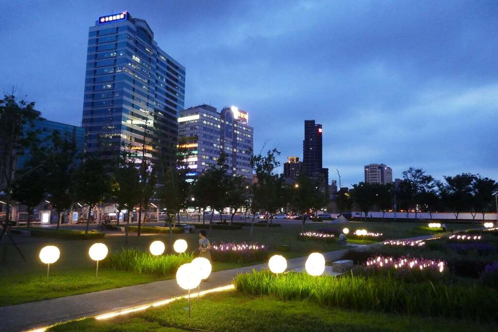 夜晚灯光为广场增添几分吸引力