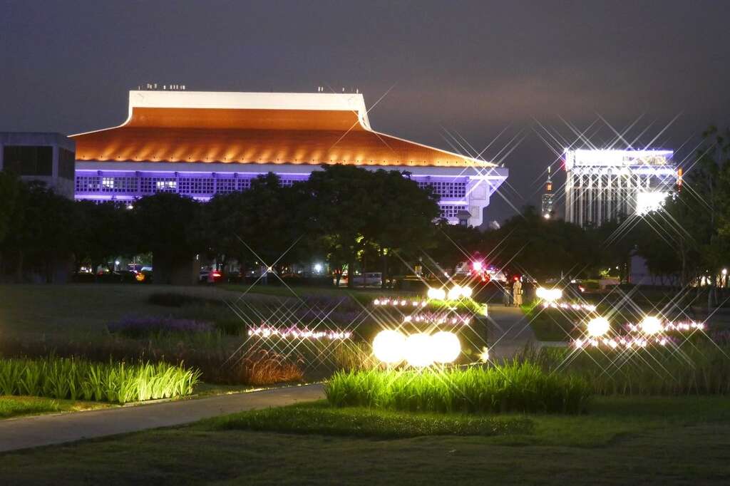 闪耀的灯光妆点夜晚的广场