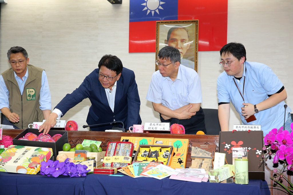 屏东县长潘孟安介绍屏东农特产品