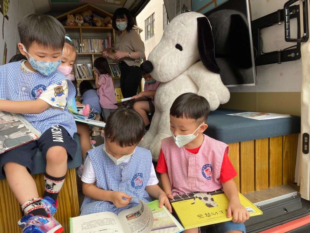 「行動書車前進校園場次」─小朋友專注閱讀中，北市圖特別挑選好書大家讀得獎好書等經專家肯定之圖書放置於書車供讀者欣賞