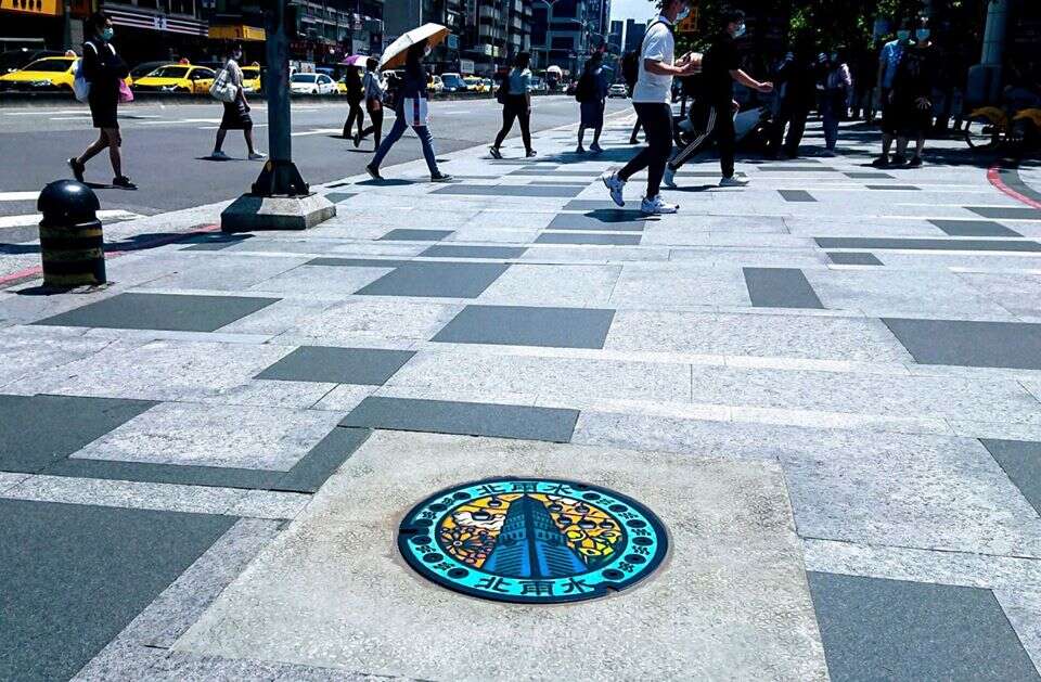 台北市101年全国首创第一个彩绘人孔盖
