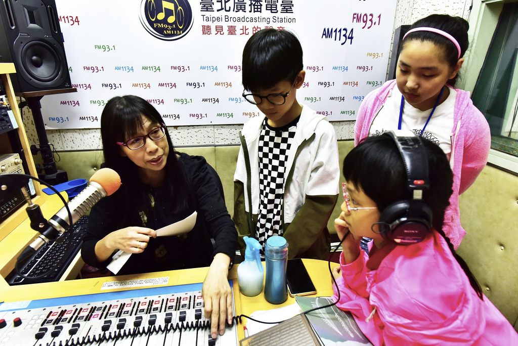 台北电台办理暑期广播体验活动，由资深广播人於录音间实地解说。.JPG