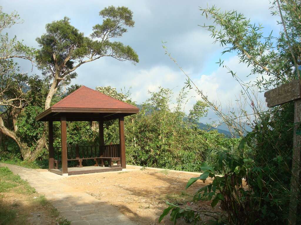 貴子坑步道階梯終點有一座涼亭，此處開始接上臺北大縱走路線。