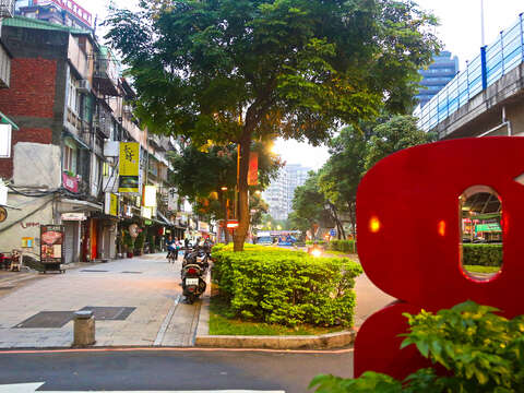 Tiaotong Business District on Zhongshan N. Road