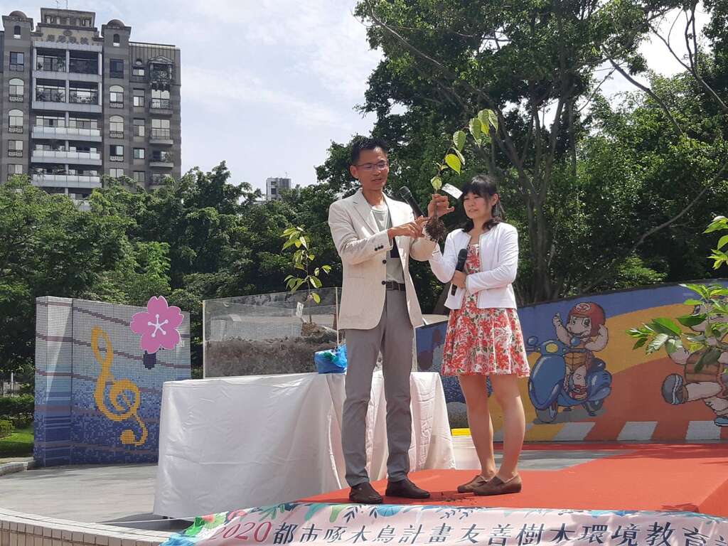 图八_由大安森林公园之友基金会陈鸿楷副执行长分享樱花种植撇步