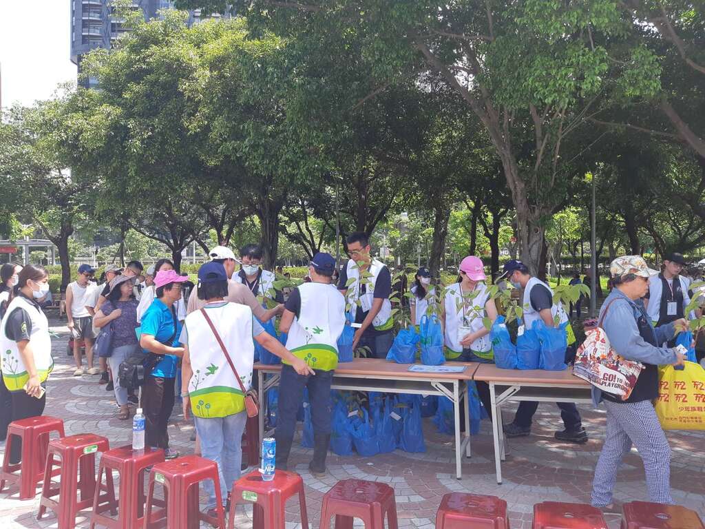 圖九_收獲滿滿民眾開心領取櫻花苗