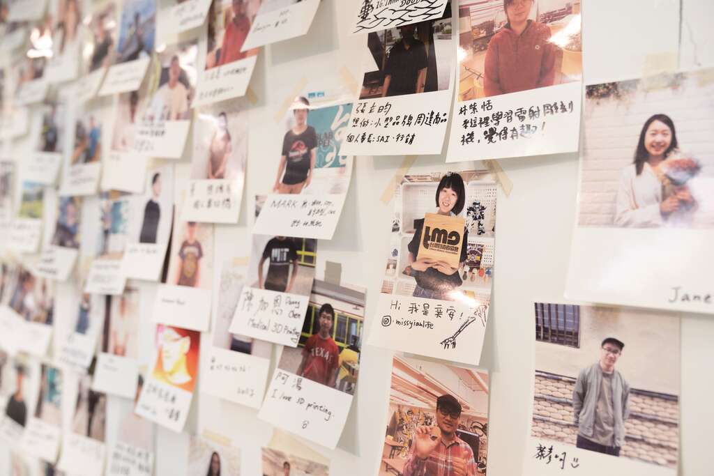 通过Fablab Taipei 的相关培训後，认证的照片也是日後的操作通行证明，可自由申请并使用指定器械。