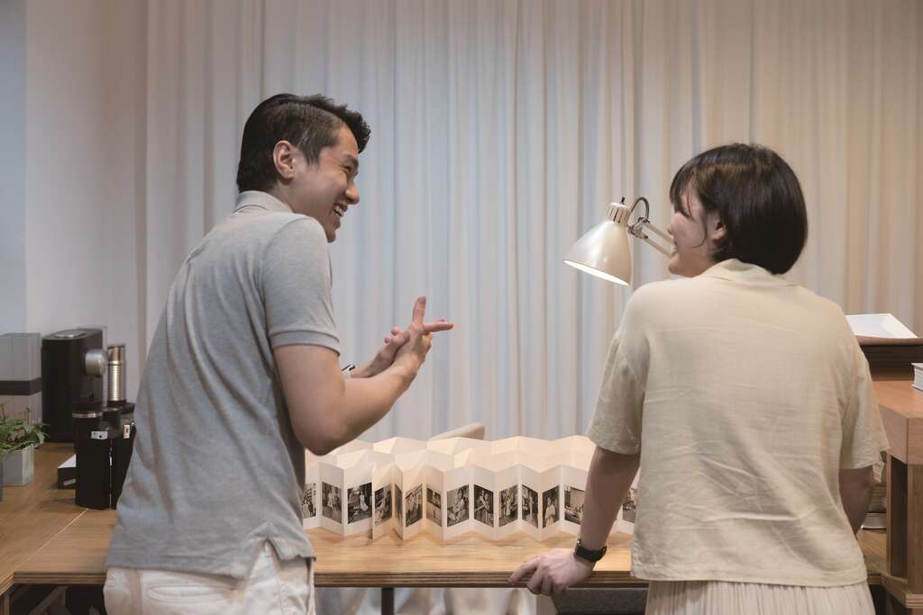 蔡胤勤( 左) 會在「PAPER MATTER」現場開放知識的交流與討論，帶領參與者互相分享對書籍內容的想法。