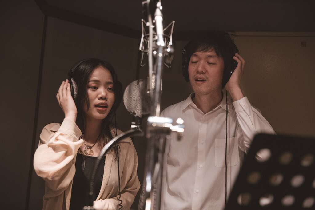 守夜人習慣在深夜時刻錄音，將夜晚的心情化為音樂創作，唱出夜裡都會人的心事。