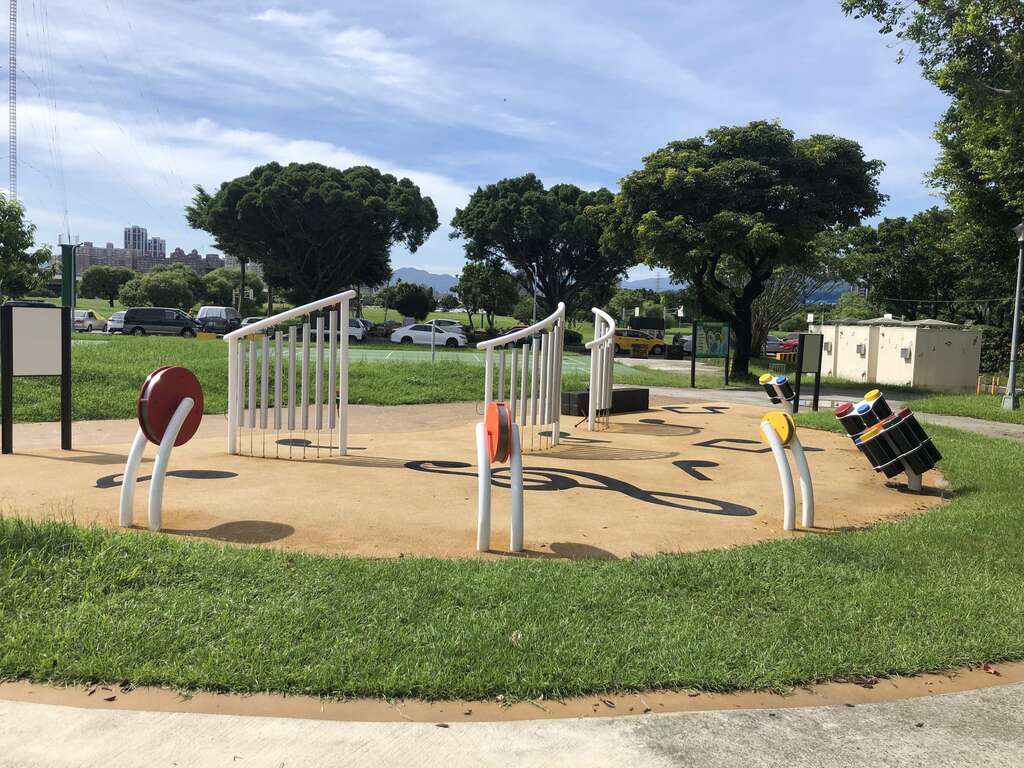 華中河濱公園遊戲場 是一座以「音樂」為主題的共融式遊戲場