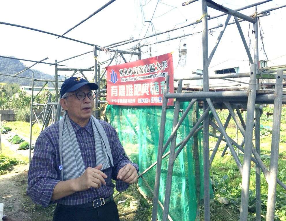 許淙慶講師於信義社大講授有機堆肥課程。