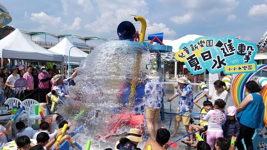 游客们玩水