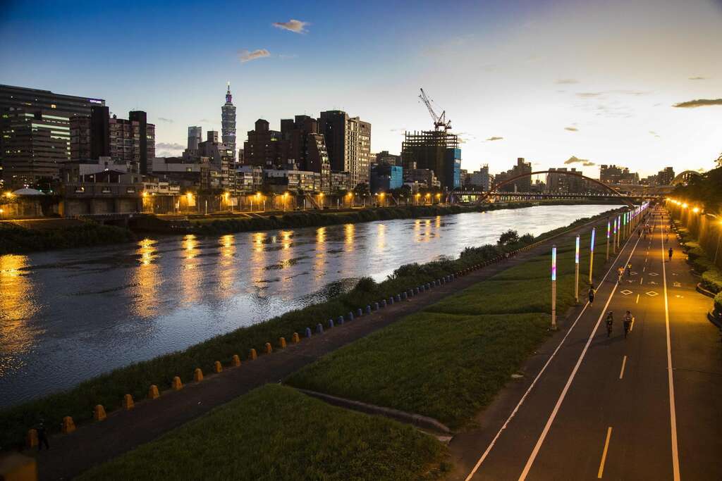 北市河滨自行车道加强夜间照明设施