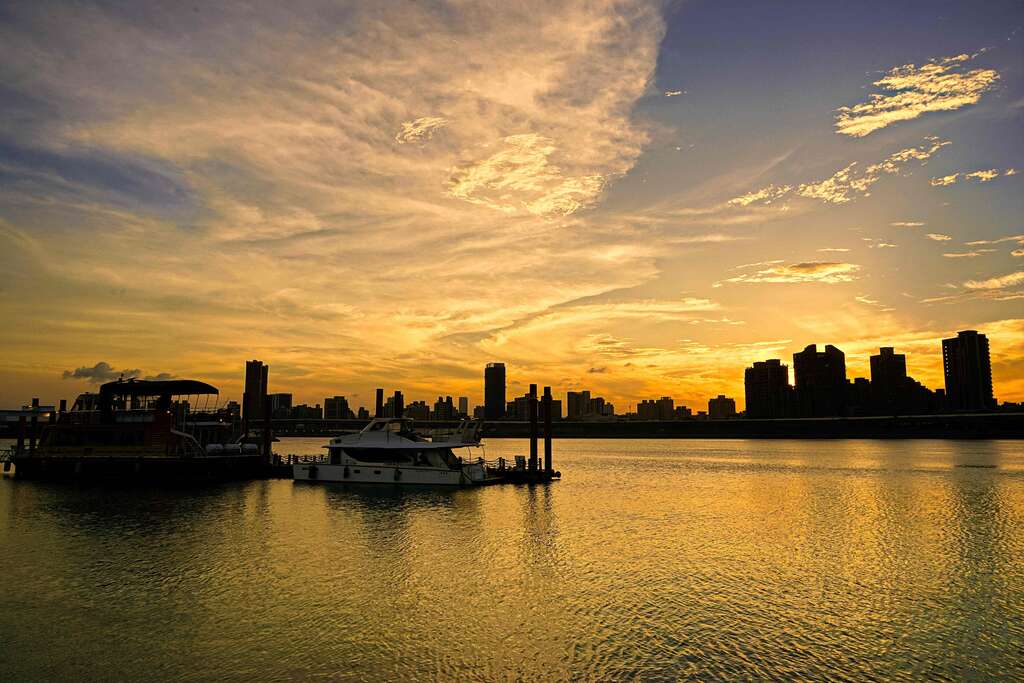可以在大稻埕码头这边吃着晚餐看夕阳落下