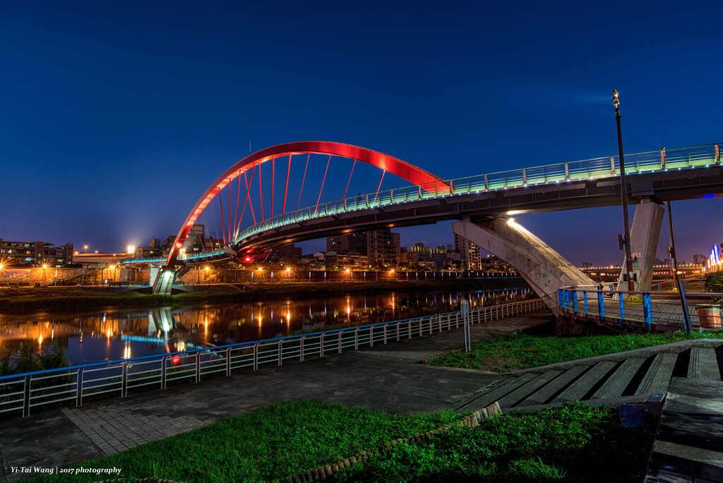 在基隆河左右岸亲水自行车道有非常美的夜景 (图为彩虹桥)