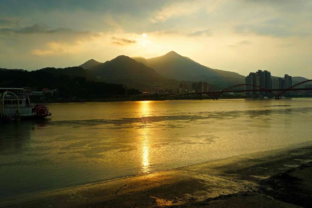 如果想看自然风景，以关渡为出发点是一个好选择，欣赏夕阳西沉，映照在淡水河水面上