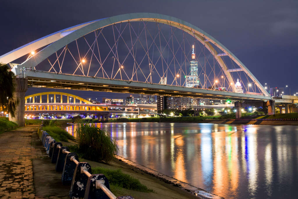 麦帅二桥夜晚，搭配灯光投射美不胜收，在北市河滨夜骑运动，也能享受美丽景色。