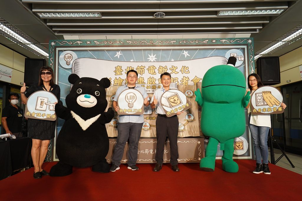 北市观传局刘奕霆局长(左三)李丽珠副局长(左一)台北捷运公司高文祥副总经理(右三)及熊赞