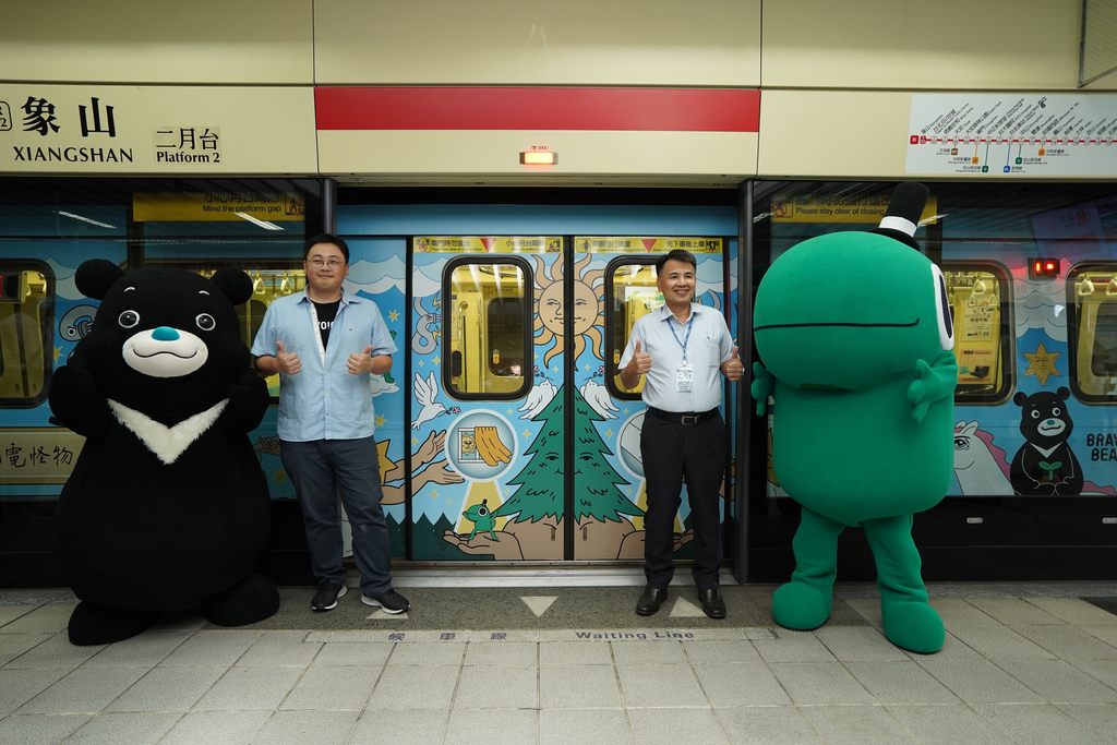 熊赞与北市观传局刘奕霆局长(左二)、台北捷运公司高文祥副总经理(右二)和怪奇事物所所