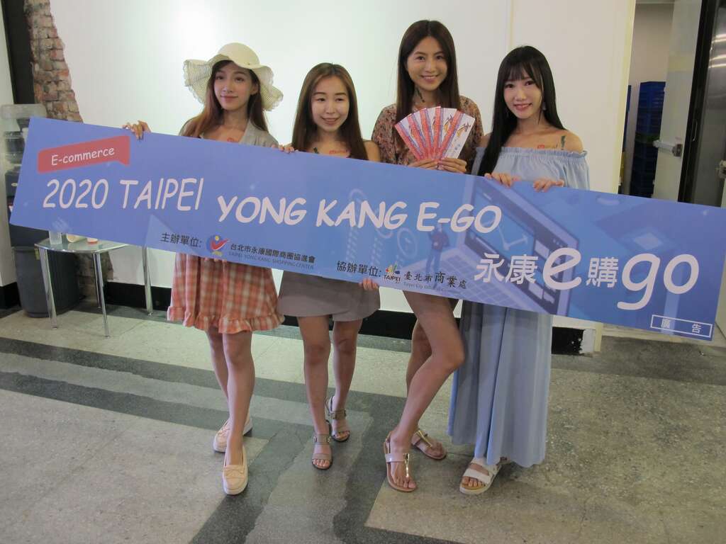 Hani-軒穎(左一)、Xs迷你甜心-𡛂米兒(左二)、簡曉育-Vicni(右二)、又又-黃鈺文(右一)等4位網紅今(17)日於永康商圈進行直播互動
