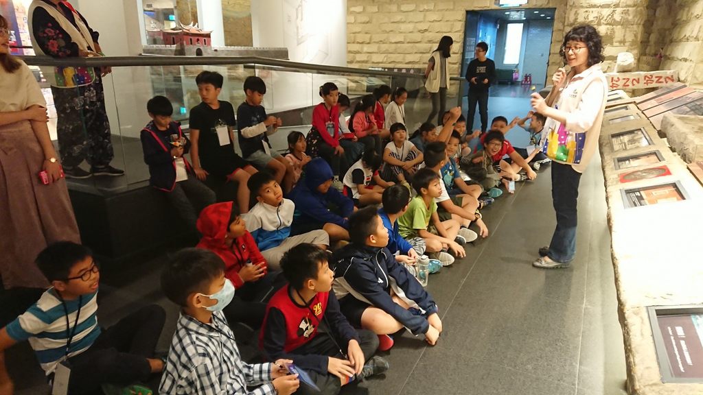 台北探索館導覽培訓課程帶領小志工一同學習博物館志工導覽技巧